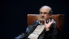 Livro mais famoso do escritor Salman Rushdie aparece entre os mais vendidos após ataque    
