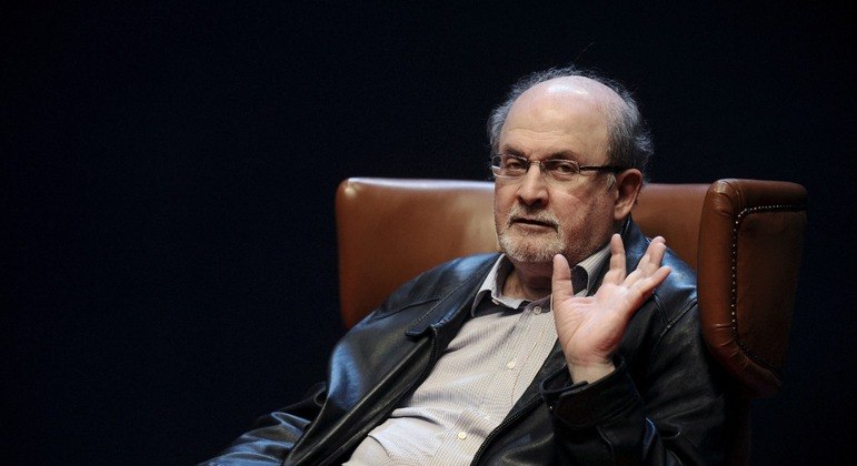 Escritor Salman Rushdie foi esfaqueado durante a participação em um evento no estado de Nova York