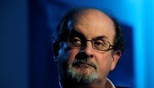 Salman Rushdie é extubado e consegue falar, diz colega do escritor 