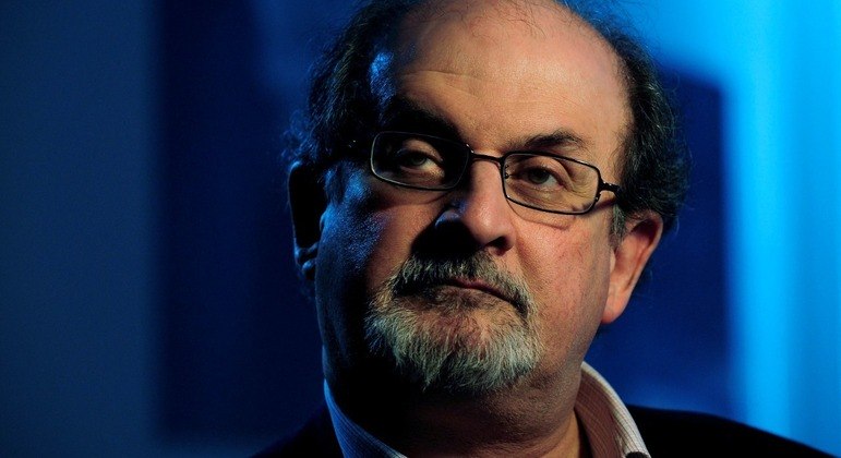 O escritor Salman Rushdie foi extubado após sofrer ataque nos EUA