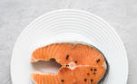 Peixes ricos em ômega-3Alguns estudos mostraram que o consumo de peixes ricos em ácidos graxos ômega-3 – como salmão, sardinha, atum, cavala, arenque e truta – pode estar associado a um menor risco de alguns tipos de câncer. Uma revisão sistemática e meta-análise, publicada no Clinical Nutrition, em 2016, concluiu que a maior ingestão de ômega-3 estava relacionada a um risco menor de tumores de mama e colorretal 