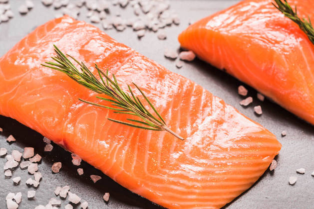 Peixes ricos em ômega-3Os peixes ricos em ômega-3, como salmão, atum, sardinha e cavalinha, são uma boa fonte de ácidos graxos ômega-3, que são essenciais para a saúde do cérebro. Esses ácidos graxos também podem ajudar a aumentar os níveis de serotonina, um neurotransmissor que desempenha um papel importante no humor, além de contribuir na proteção do cérebro contra o estresse e a degeneração