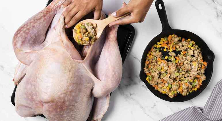 Preparar o peru perto de outros alimentos pode causar contaminação cruzada de salmonela