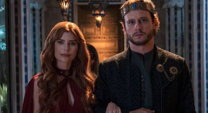 Mazaab (Juliane Trevisol) é uma das esposas edomitas do rei Salomão (Guilherme Dellorto)