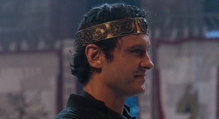 Salomão (Guilherme Dellorto) assume o trono