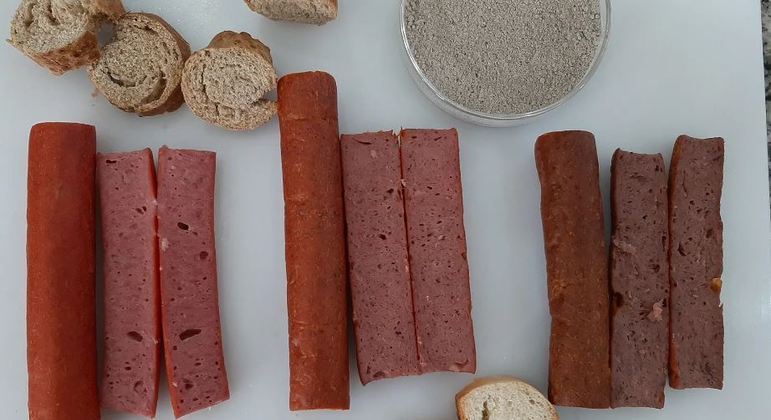 Salsicha e pães feitos com farinha de larva de mosca-soldado-negra