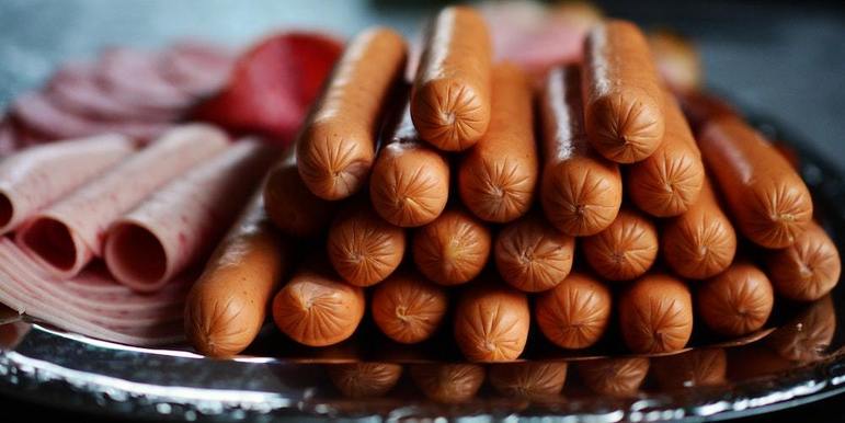 Os alimentos embutidos são considerados vilões em qualquer contexto no qual se discute alimentação saudável e bem-estar. Portanto, em relação ao metabolismo, não seria diferente. Assim, evitar o consumo de presunto, peito de peru, salsicha, salame e mortadela, por exemplo, é importante para garantir uma boa qualidade de vida. 'Alimentos mais gordurosos e industrializados são os responsáveis por um metabolismo mais lento', afirma a nutricionista 