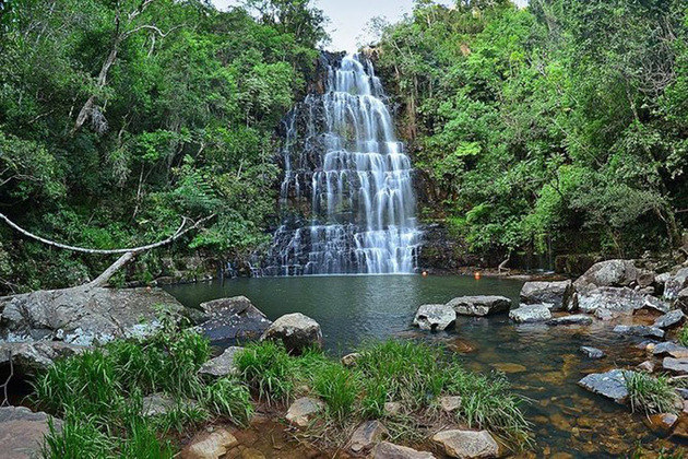 Salto Cristal - A 160 km de Assunção, essa cachoeira é um dos lugares favoritos no país para a prática do ecoturismo. Além de contemplar paisagens naturais de grande beleza, as pessoas podem se banhar numa piscina natural de 17m de profundidade.