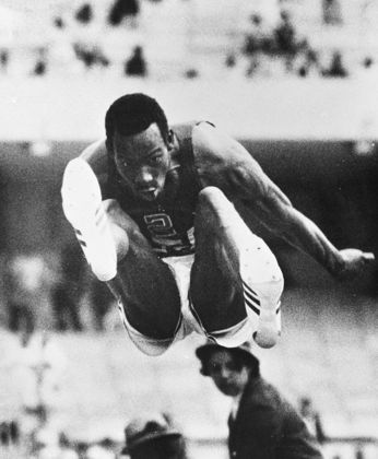 Salto em distância: O atleta norte-americano Bob Beamon saltou incríveis 8,90m nos Jogos Olímpicos da Cidade do México, em 1968. É a maior distância da modalidade em uma Olimpíadas. 