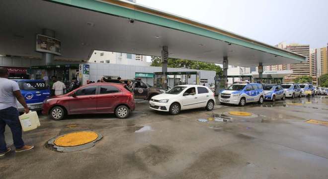 Carros da polícia fazem fila para abastecer em Salvador (BA)