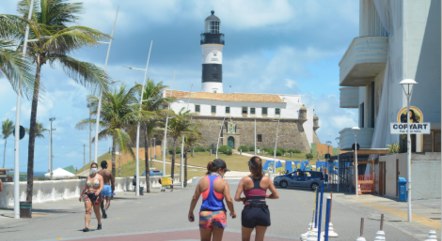 Movimento na Praia da Barra, em Salvador, neste sábado