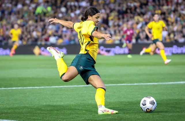 Sam Kerr é um dos nomes mais expressivos do futebol feminino atual. A australiana defende o Chelsea e, na temporada de 2022/23, marcou 30 gols e realizou sets assistências. Nas duas temporadas passadas, foi coroada como a artilheira do Campeonato Inglês. Com a camisa da Austrália, a atacante espera que a equipe avance das quartas de final, algo inédito para a seleção