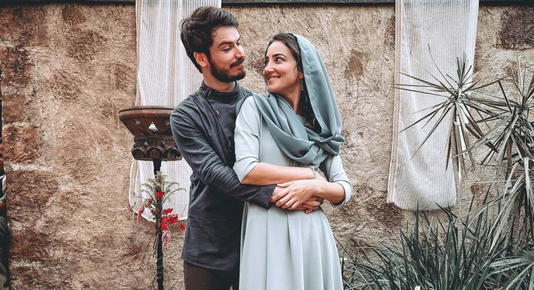 Sama (Marcelo Arnal) e Arrava (Natália Ferrari) vivem um casamento que é exemplo para o público