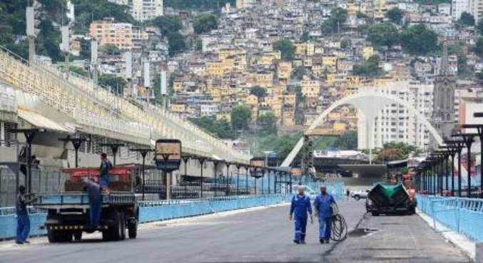 Funcionários trabalham nos reparos do Sambódromo da Marquês de Sapucaí, no Rio