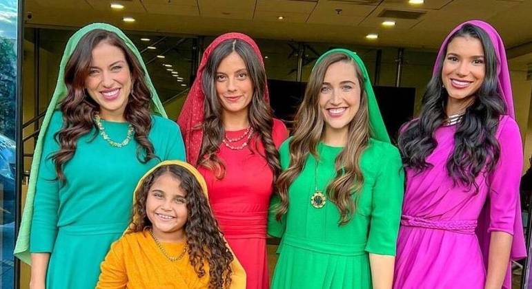 No centro da foto, em verde, Samia Abreu nos bastidores da série Reis