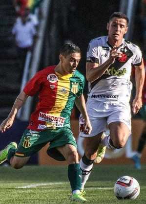 Pimentinha, do Sampaio Corrêa, é acompanhado por Matheus Barbosa
