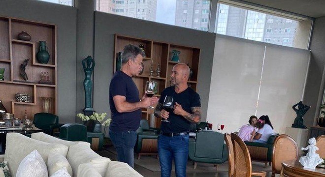 Com vinho, Sampaoli celebra o excelente contrato que fechou com o Atlético