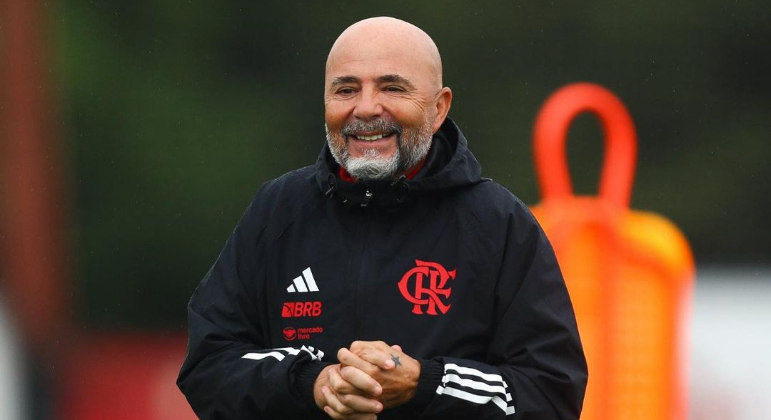 Pressionado, Sampaoli cedeu. E treinou com o ataque que a diretoria e a imprensa querem