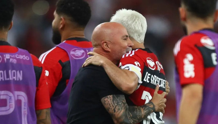 6. Falta de sintonia entre elenco e treinador Os bastidores no Flamengo não são favoráveis para Sampaoli. Além dos títulos perdidos, o clube carioca soma inúmeras derrotas em 2023. A demissão após a final da Copa do Brasil é quase certa, por vontade da diretoria e da torcida.O técnico, por sua vez, já deixou claro que o Rubro-Negro não tem o seu DNA e está longe dos outros times que ele já comandou. Essa falta de identidade ficou evidente antes do jogo contra o São Paulo, quando os jogadores se reuniram por uma hora em um auditório, sem a presença do treinador