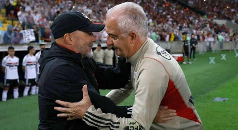 Sampaoli e Dorival Júnior. O treinador argentino não conseguiu escapar da armadilha tática do brasileiro