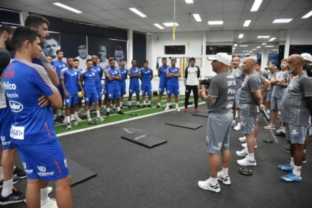 Sampaoli e elenco do Santos no dia de apresentação do treinador no CT Rei Pelé, no início da pré-temporada