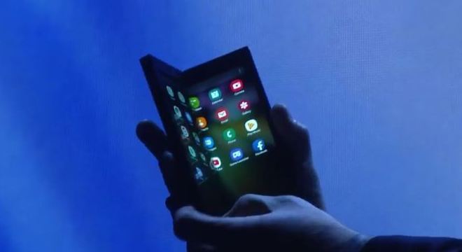 Samsung é umas empresas que está desenvolvendo celulares dobráveis 
