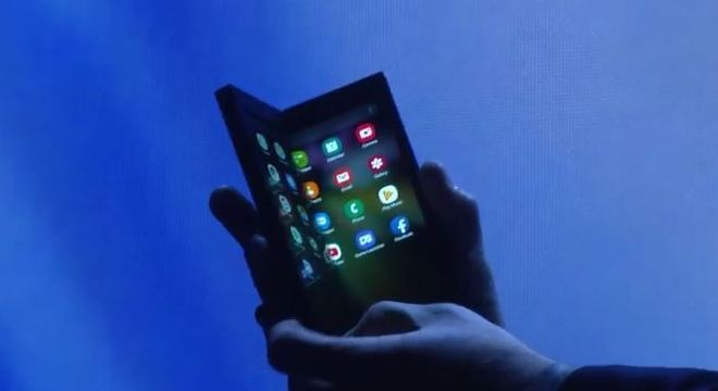 Samsung apresenta smartphone que pode ser dobrado ao meio