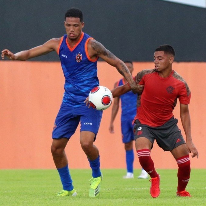 Samuel, destaque no Nova Iguaçu, em jogo-treino contra o Flamengo
