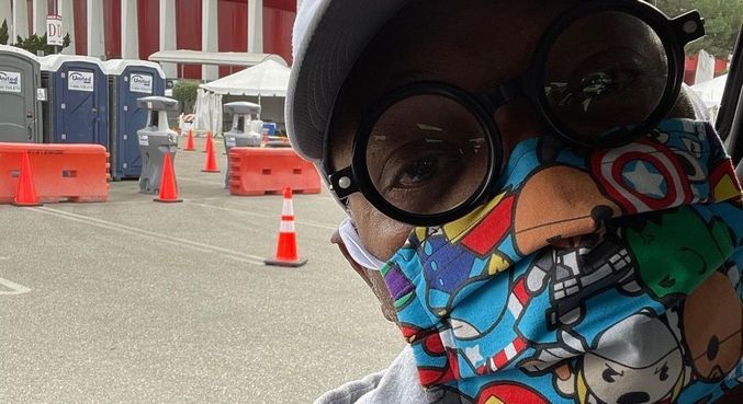 Samuel L. Jackson exibiu sua máscara dos Vingadores ao tomar vacina