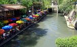 3. San Antonio, TexasA cidade de San Antonio é considerada histórica e marcada por uma fusão de elementos da cultura dos Estados Unidos com a mexicana. No local, os preços dos hotéis de luxo são relativamente baixos e ainda é possível conhecer mais do território através do famoso Paseo del Rio, o passeio fluvial pela cidade