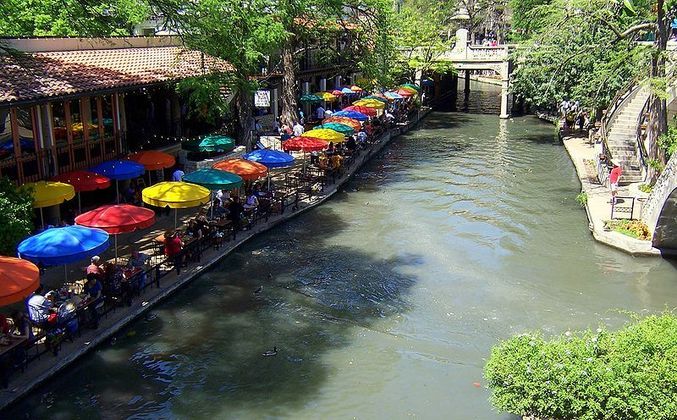 3. San Antonio, TexasA cidade de San Antonio é considerada histórica e marcada por uma fusão de elementos da cultura dos Estados Unidos com a mexicana. No local, os preços dos hotéis de luxo são relativamente baixos e ainda é possível conhecer mais do território através do famoso Paseo del Rio, o passeio fluvial pela cidade