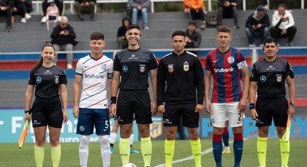 Jogador do Sarmiento (à esq.) usando o uniforme emprestado pelo San Lorenzo
