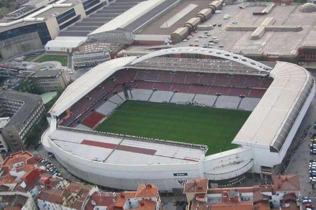 San Mamés - Foi a casa do Athletic Bilbao por um século. Sua demolição em 2003 abriu espaço para um novo estádio, que recebeu o mesmo nome