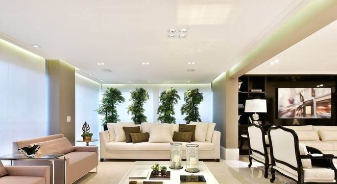 sanca de isopor - mesa de centro em laca branca e poltronas de couro 