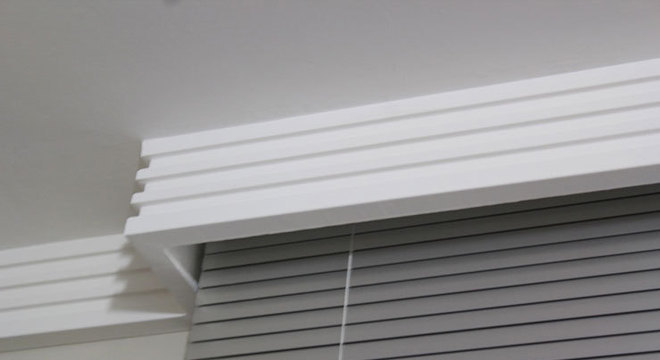 sanca de isopor - moldura de isopor em cima de persiana 