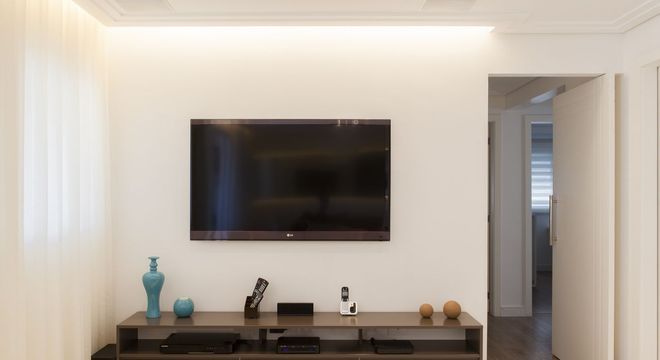 sanca de isopor - sala de estar branca com sanca invertida e cortina 