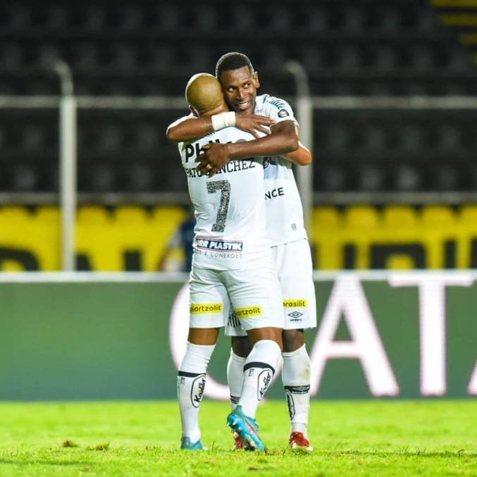 Sánchez (camisa 7) abraça Angulo após gol de empate do Santos na Venezuela