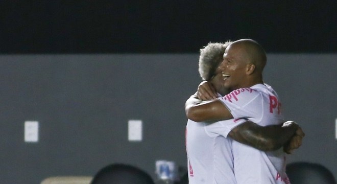 Sánchez e Marinho comemoram gol contra o Bahia