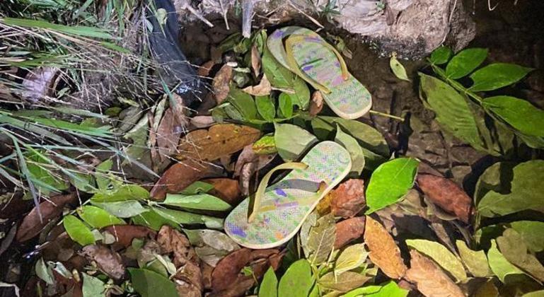 Sandálias da vítima encontradas na região