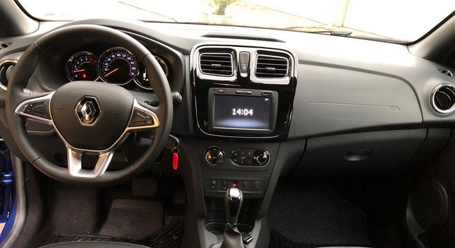 Interior com detalhe para o novo painel, volante e a alavanca do câmbio automático CVT 