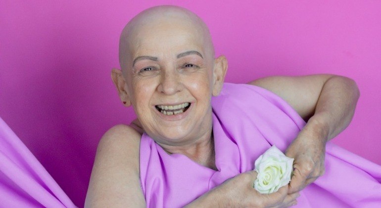 A aposentada fez um lindo ensaio de fotos após se tornar uma "careca assumida"