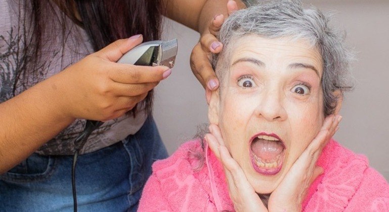 Sandra preferiu raspar o cabelo de uma vez a ter que lidar com sua queda gradual