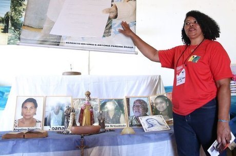 Sandra Braga diante de acervo histórico do Quilombo Mesquita