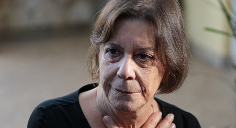 Sandra Bucci, filha de Palmirinha, chora no velório da mãe