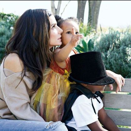 Sandra Bullock: Em uma entrevista a atriz disse que “você se torna uma mãe para sempre” a partir do momento que decide aceitar o amor dos filhos. Ela adotou dois: Laila e Louis.