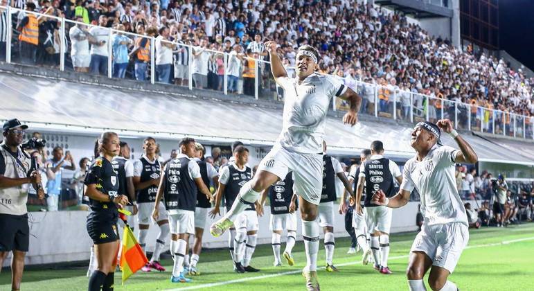 Marcos Leonardo comemora gol com a camisa do Santos