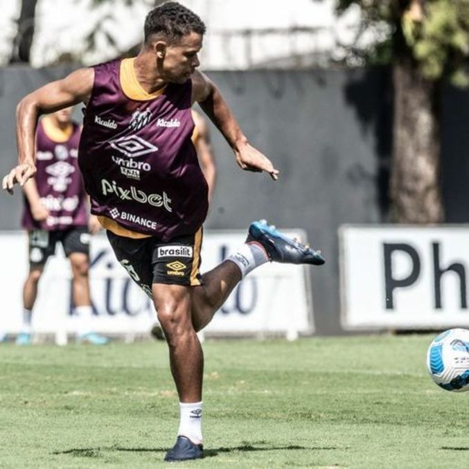 Volante Sandry durante treino no CT Rei Pelé
