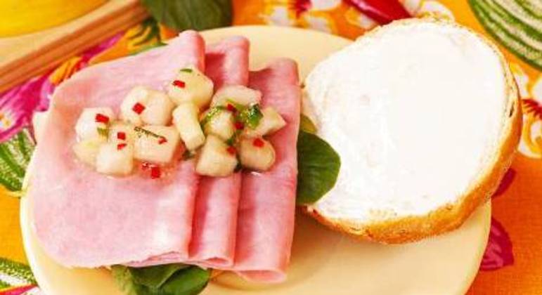 Sanduíche de presunto Aurora com relish de melão é uma das receitas de dar água na boca
