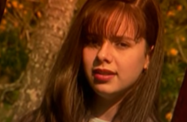 A versão da cantora aos 13 anos é pura fofura com cabelos lisos e franja reta, um visual típico dos anos 90. A foto acima foi tirada do clipe de Não Ter, um dos maiores sucessos da dupla Sandy & Junior, gravado em 1996
