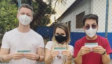 Sandy, Júnior e Lucas Lima são vacinados juntos contra a covid-19